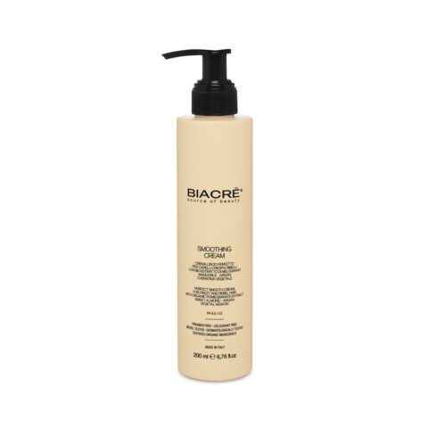 The Smoothing Cream disciplines frizzy, unruly hair. It moisturises and smooths without weighing it down, eliminating frizz, leaving hair soft and shiny.